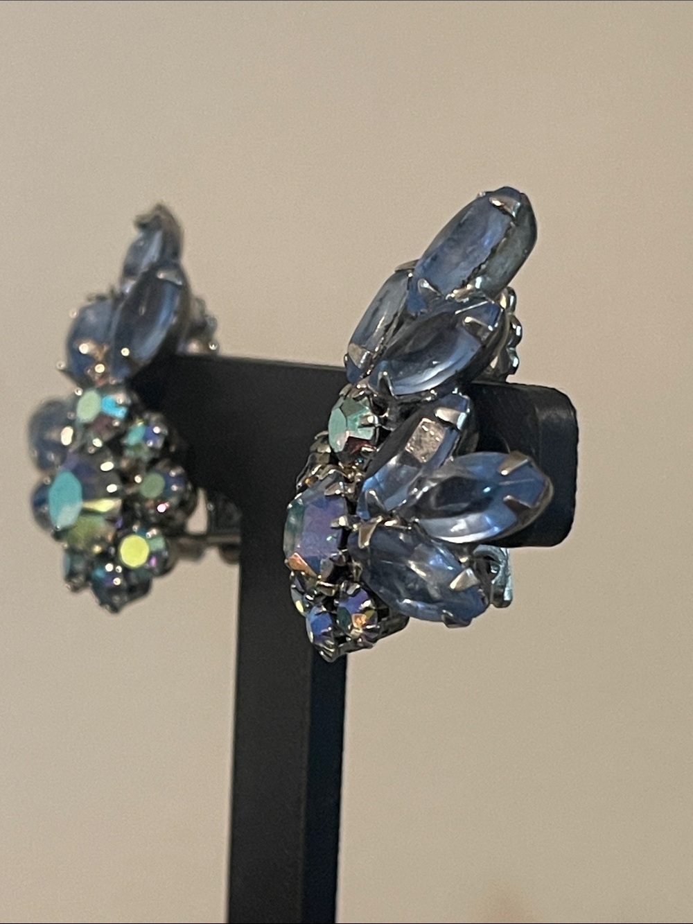 1950’s Weiss Frosted Blue Rhinestone Aurora Borealis Clip-on Earrings - Picture 11 of 12